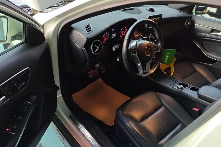 Used Mercedes-Benz GLA 2015 GLA 260 4MATIC Interior 3
