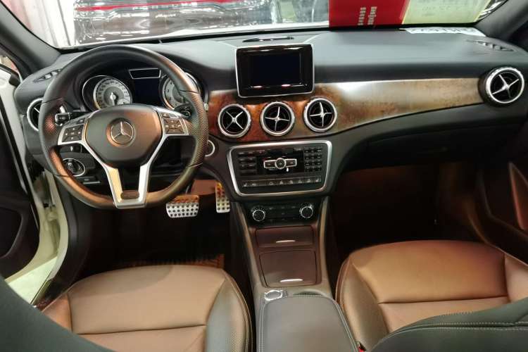 Used Mercedes-Benz GLA 2015 GLA 260 4MATIC Interior 3