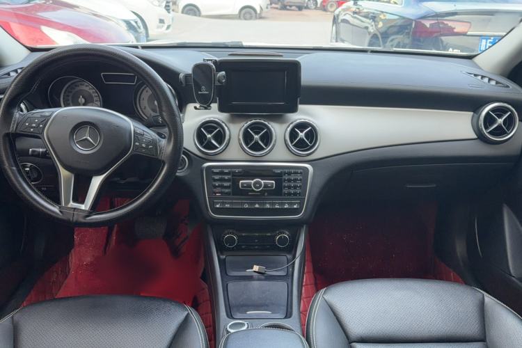 Used Mercedes-Benz GLA 2015 GLA 220 4MATIC Luxury Model Interior 3