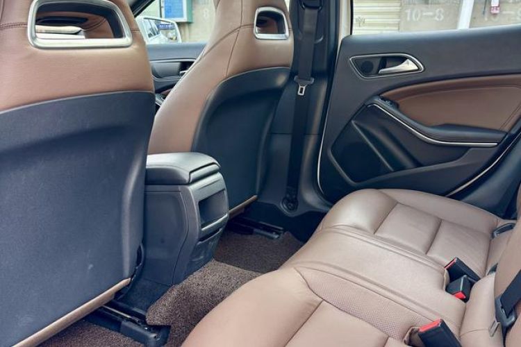 Used Mercedes-Benz GLA 2015 GLA 260 4MATIC Interior 3