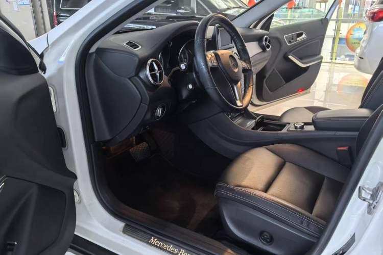 Used Mercedes-Benz GLA 2015 GLA 220 4MATIC Luxury Model Interior 3