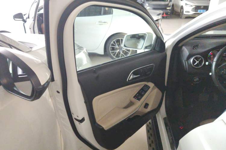 Used Mercedes-Benz GLA 2015 GLA 220 4MATIC Luxury Model Interior 4