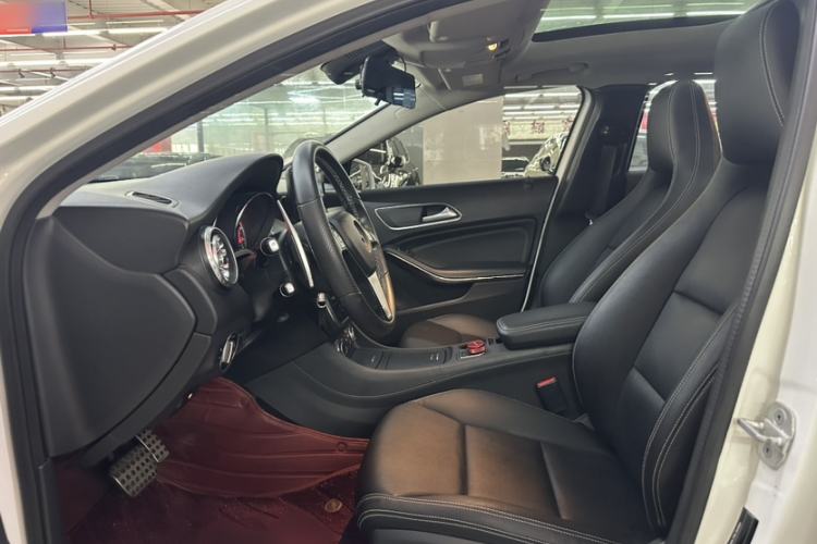 Used Mercedes-Benz GLA 2015 GLA 200 Sport Edition Interior 4