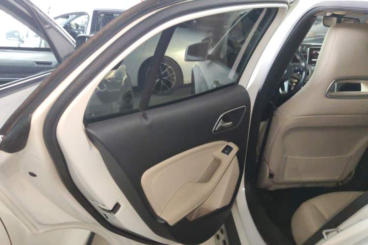 Used Mercedes-Benz GLA 2015 GLA 220 4MATIC Luxury Model Interior 5