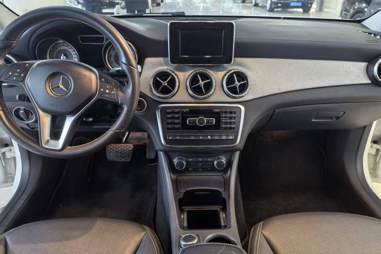 Used Mercedes-Benz GLA 2015 GLA 220 4MATIC Luxury Model Interior 5