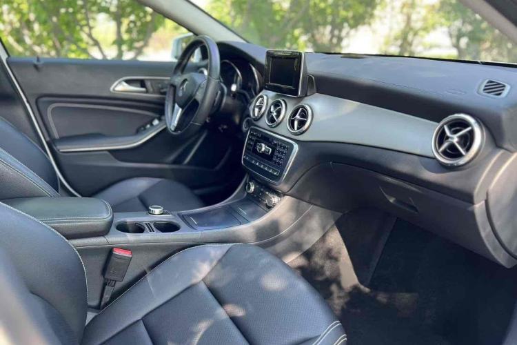 Used Mercedes-Benz GLA 2015 GLA 220 4MATIC Fashion Model Interior 6