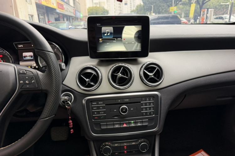 Used Mercedes-Benz GLA 2015 GLA 200 Fashion Model Interior 8