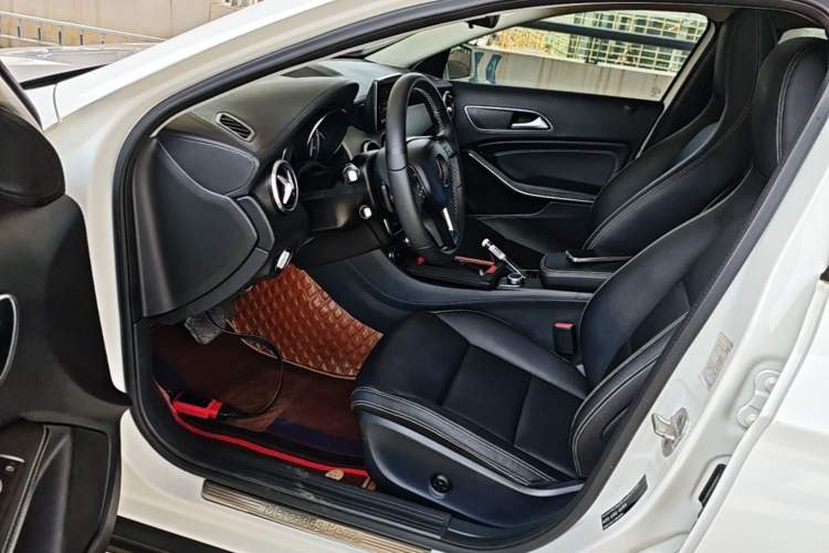 Used Mercedes-Benz GLA 2015 GLA 220 4MATIC Fashion Model Left Front Seat