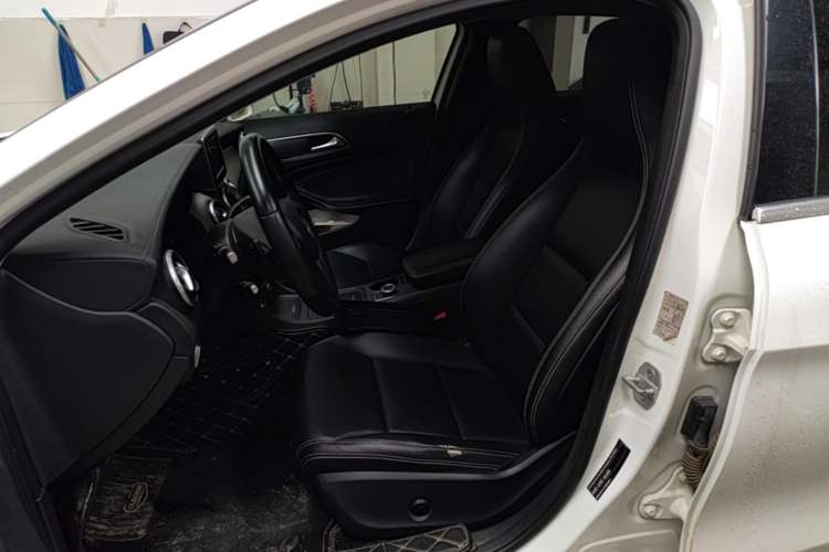 Used Mercedes-Benz GLA 2015 GLA 220 4MATIC Fashion Model Left Front Seat