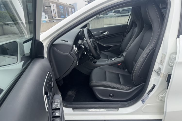 Used Mercedes-Benz GLA 2015 GLA 220 4MATIC Fashion Model Left Front Seat