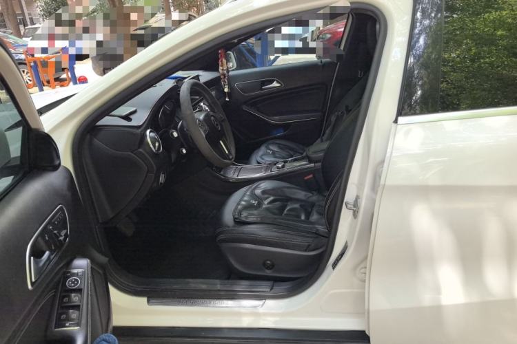 Used Mercedes-Benz GLA 2015 GLA 220 4MATIC Fashion Model Left Front Seat