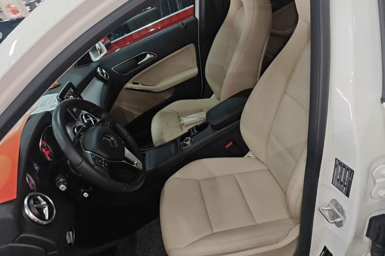 Used Mercedes-Benz GLA 2015 GLA 220 4MATIC Fashion Model Left Front Seat