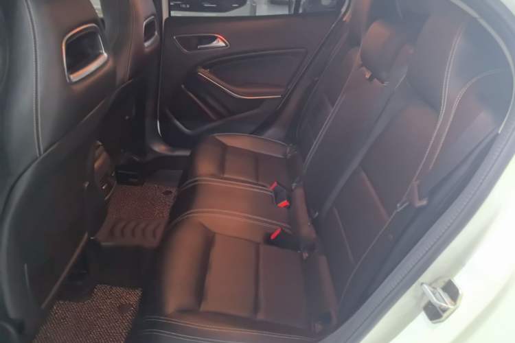 Used Mercedes-Benz GLA 2015 GLA 220 4MATIC Fashion Model Left Rear Seat