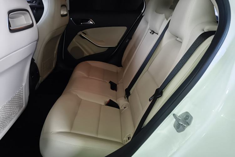 Used Mercedes-Benz GLA 2015 GLA 220 4MATIC Fashion Model Left Rear Seat