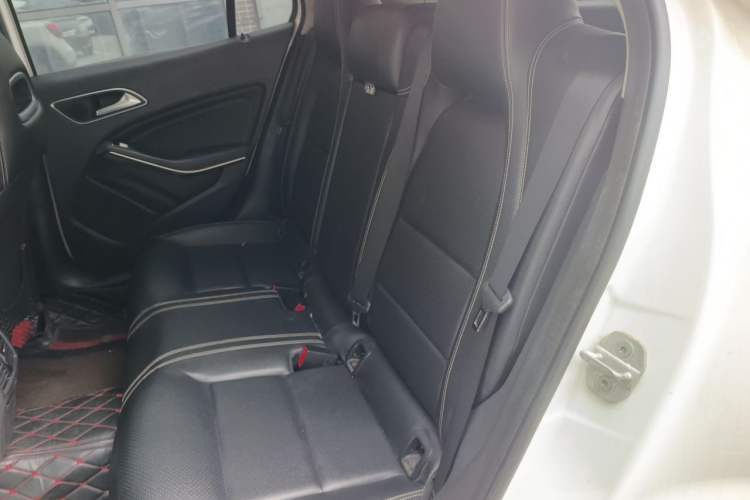 Used Mercedes-Benz GLA 2015 GLA 220 4MATIC Fashion Model Left Rear Seat