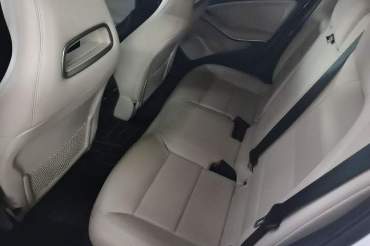 Used Mercedes-Benz GLA 2015 GLA 200 Fashion Model Left Rear Seat