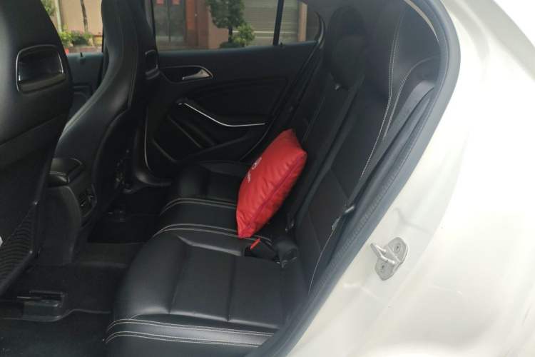 Used Mercedes-Benz GLA 2015 GLA 220 4MATIC Fashion Model Left Rear Seat
