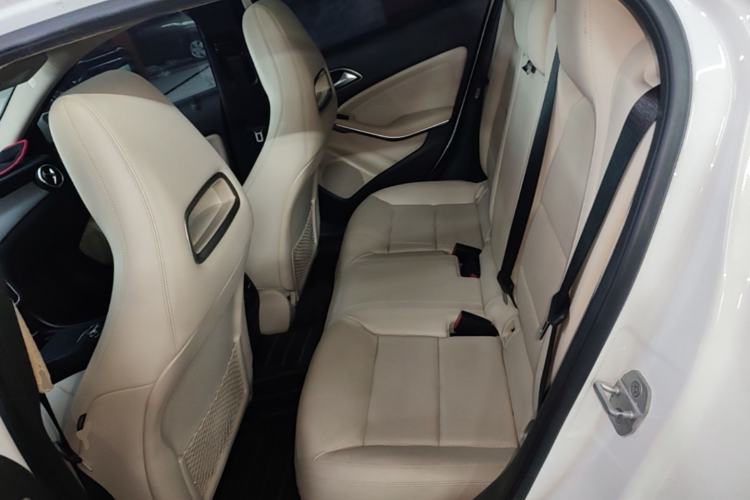 Used Mercedes-Benz GLA 2015 GLA 200 Fashion Model Left Rear Seat
