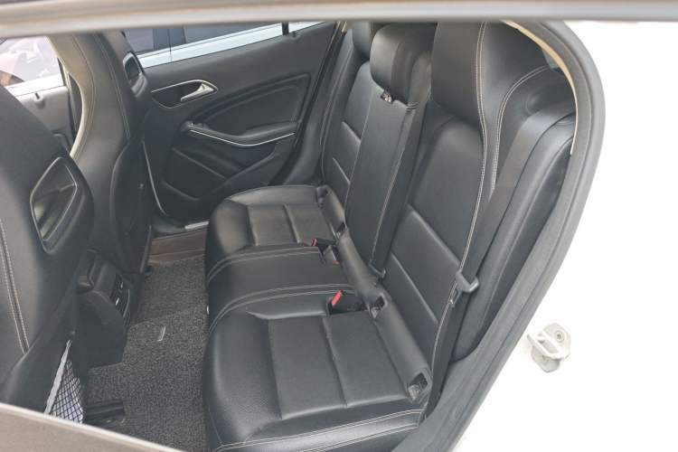 Used Mercedes-Benz GLA 2015 GLA 220 4MATIC Fashion Model Left Rear Seat
