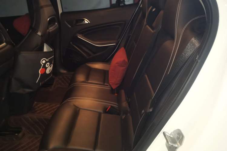 Used Mercedes-Benz GLA 2015 GLA 220 4MATIC Fashion Model Left Rear Seat