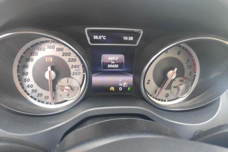 Used Mercedes-Benz GLA 2015 GLA 220 4MATIC Luxury Model Odometer Close Up