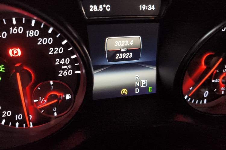 Used Mercedes-Benz GLA 2015 GLA 200 Fashion Model Odometer Close Up