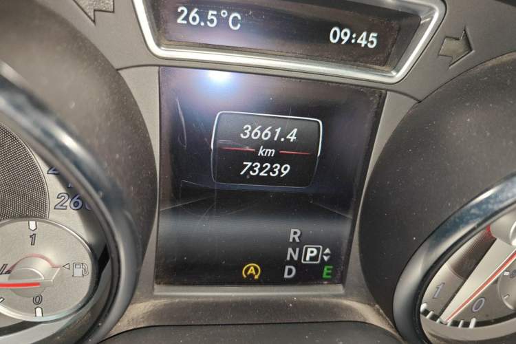 Used Mercedes-Benz GLA 2015 GLA 220 4MATIC Fashion Model Odometer Close Up
