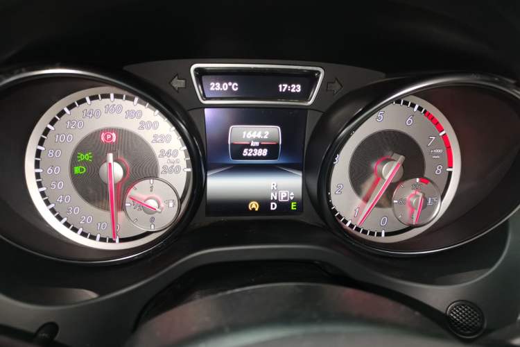 Used Mercedes-Benz GLA 2015 GLA 220 4MATIC Fashion Model Odometer Close Up