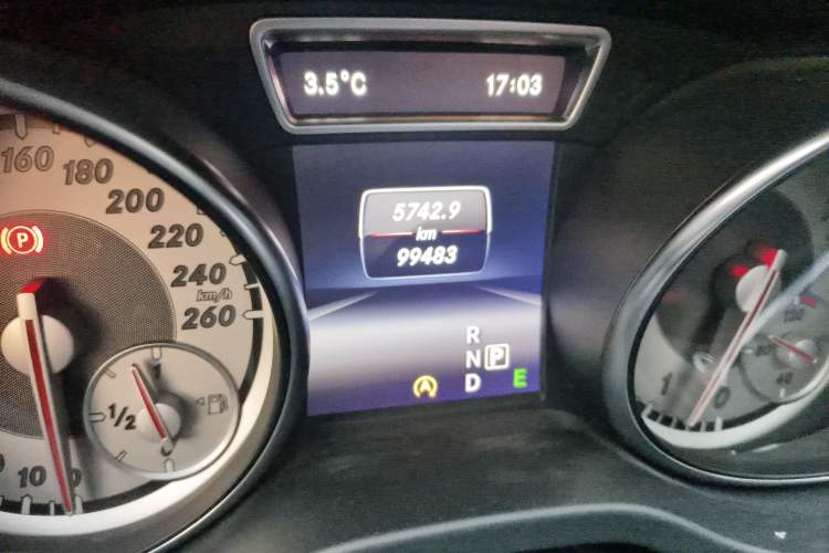 Used Mercedes-Benz GLA 2015 GLA 200 Fashion Model Odometer Close Up