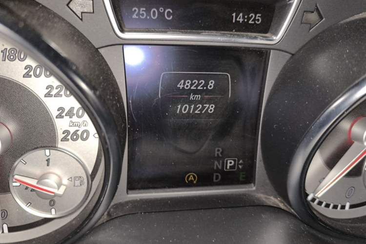 Used Mercedes-Benz GLA 2015 GLA 200 Fashion Model Odometer Close Up