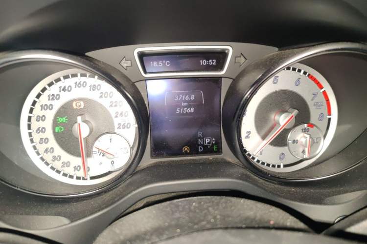 Used Mercedes-Benz GLA 2015 GLA 200 Fashion Model Odometer Close Up