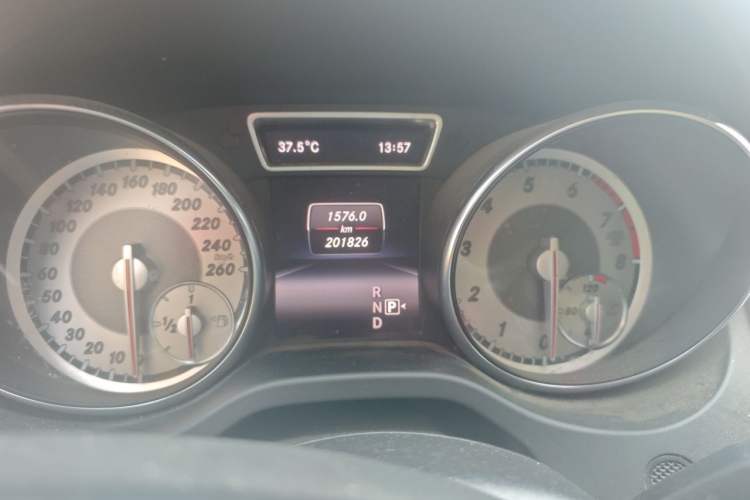 Used Mercedes-Benz GLA 2015 GLA 220 4MATIC Fashion Model Odometer Close Up