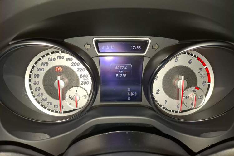 Used Mercedes-Benz GLA 2015 GLA 200 Sport Edition Odometer Close Up