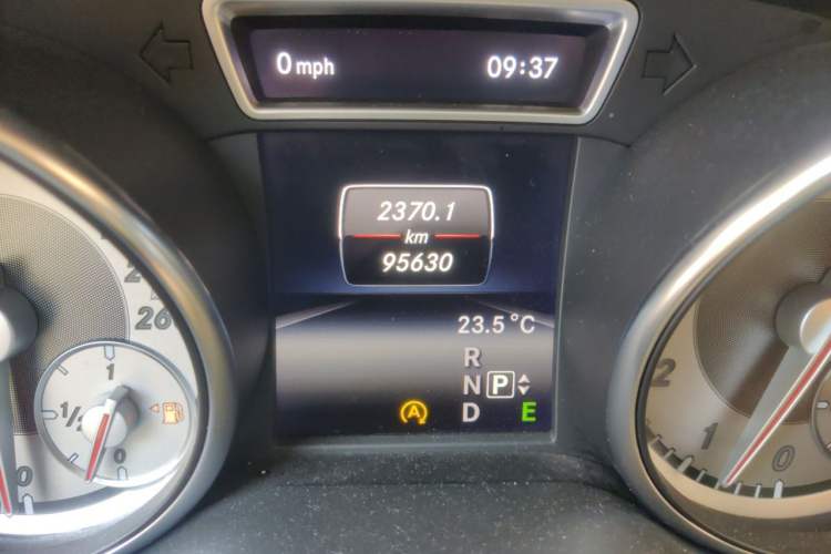 Used Mercedes-Benz GLA 2015 GLA 200 Fashion Model Odometer Close Up