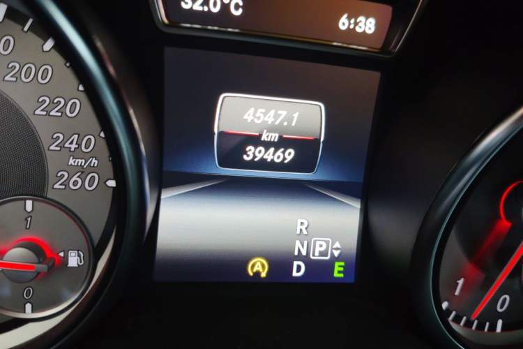 Used Mercedes-Benz GLA 2015 GLA 200 Sport Edition Odometer Close Up