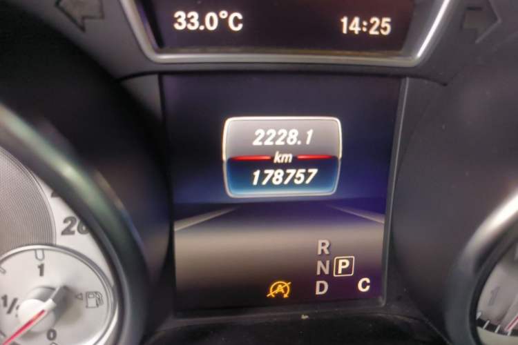 Used Mercedes-Benz GLA 2015 GLA 220 4MATIC Fashion Model Odometer Close Up