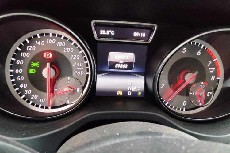 Used Mercedes-Benz GLA 2015 GLA 200 Fashion Model Odometer Close Up