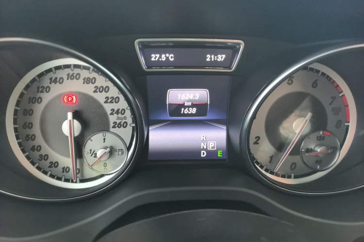 Used Mercedes-Benz GLA 2015 GLA 260 4MATIC Sport Edition Odometer Close Up