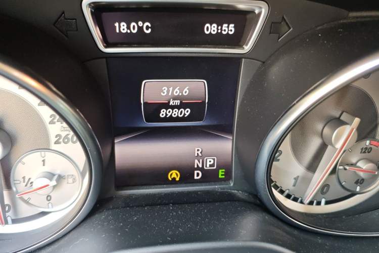 Used Mercedes-Benz GLA 2015 GLA 220 4MATIC Fashion Model Odometer Close Up