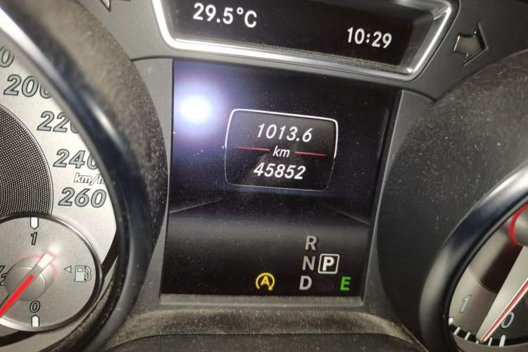 Used Mercedes-Benz GLA 2015 GLA 200 Fashion Model Odometer Close Up