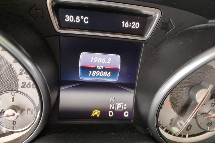 Used Mercedes-Benz GLA 2015 GLA 220 4MATIC Luxury Model Odometer Close Up