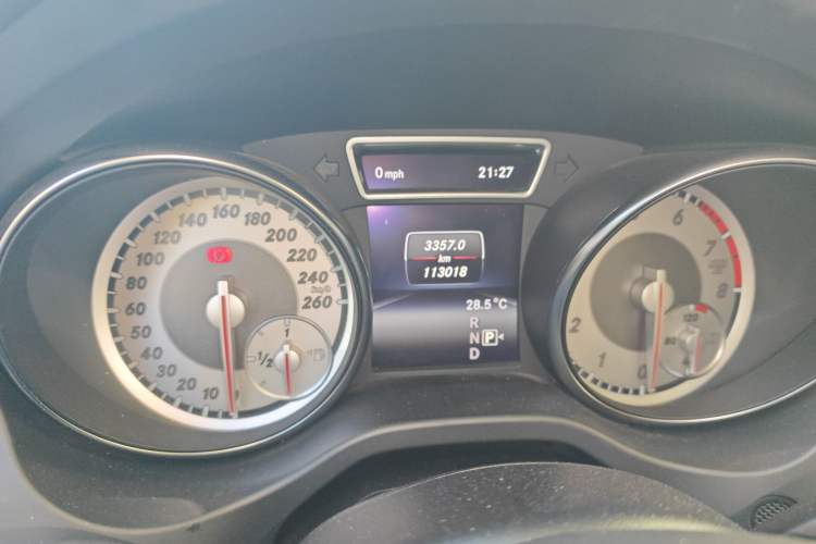 Used Mercedes-Benz GLA 2015 GLA 220 4MATIC Fashion Model Odometer Close Up