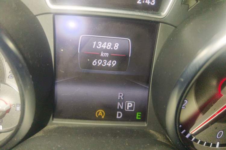 Used Mercedes-Benz GLA 2015 GLA 200 Sport Edition Odometer Close Up
