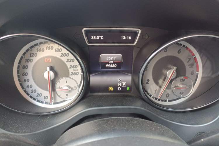 Used Mercedes-Benz GLA 2015 GLA 200 Fashion Model Odometer Close Up