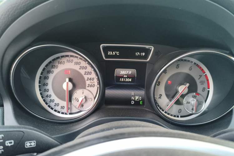 Used Mercedes-Benz GLA 2015 GLA 220 4MATIC Luxury Model Odometer Close Up