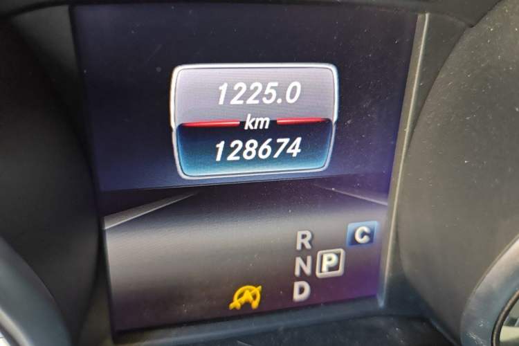 Used Mercedes-Benz GLA 2015 GLA 200 Fashion Model Odometer Close Up