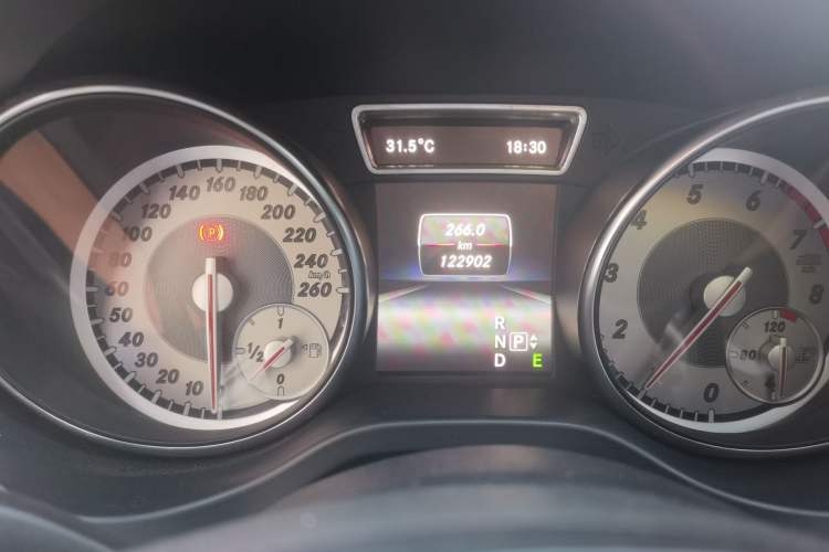 Used Mercedes-Benz GLA 2015 GLA 220 4MATIC Fashion Model Odometer Close Up