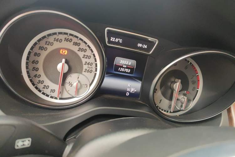 Used Mercedes-Benz GLA 2015 GLA 260 4MATIC Odometer Close Up