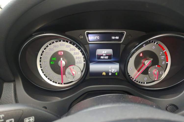 Used Mercedes-Benz GLA 2015 GLA 200 Fashion Model Odometer Close Up