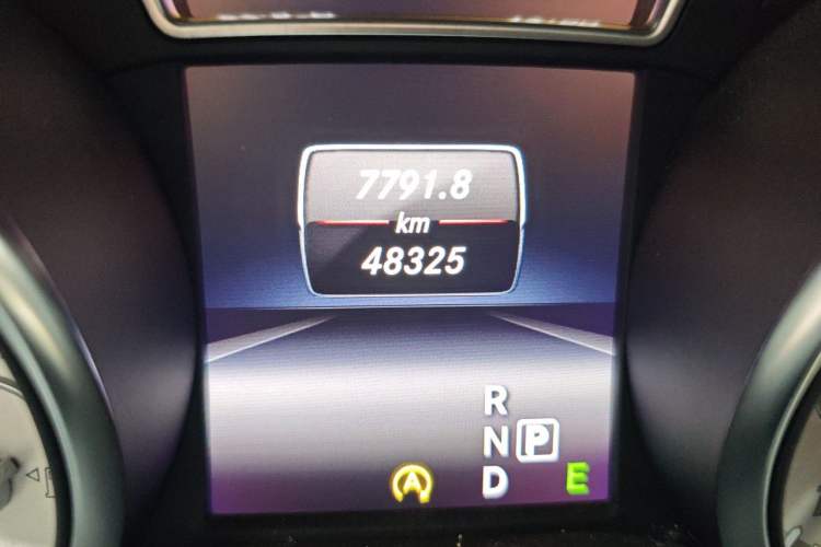 Used Mercedes-Benz GLA 2015 GLA 260 4MATIC Sport Edition Odometer Close Up